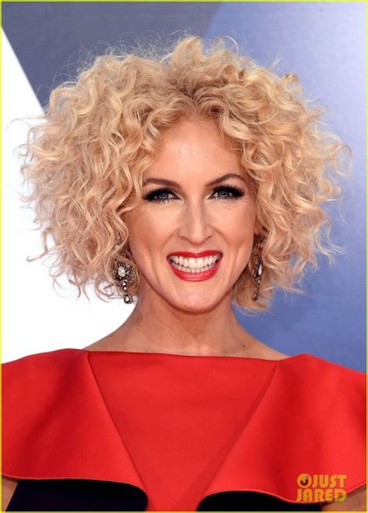 Is Kimberly Schlapman hair naturally curly? What does Kimberly from Little Big Town use on her hair?